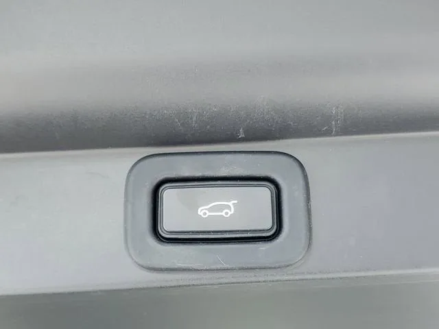 2023 Land Rover Range Rover SE photo 9