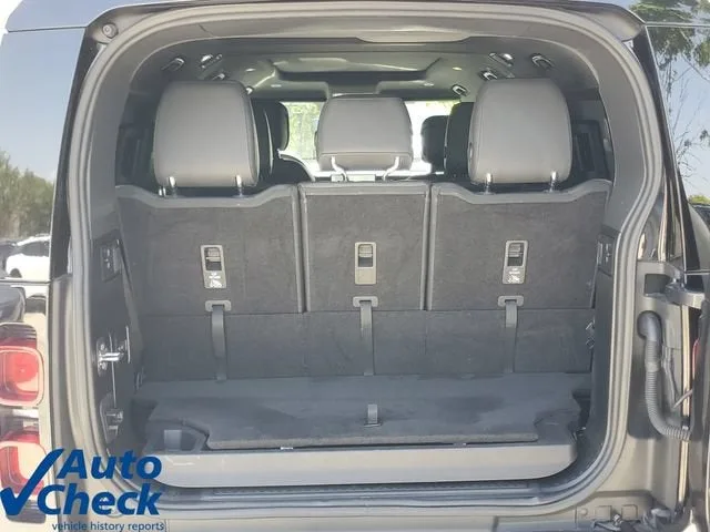 2025 Land Rover Defender X-Dynamic SE photo 8