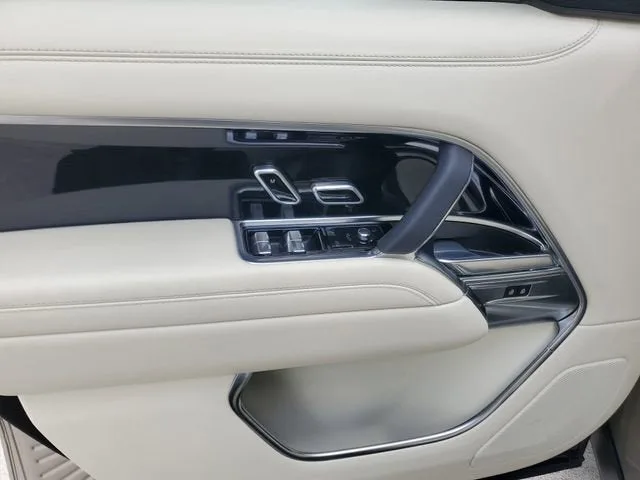 2023 Land Rover Range Rover SE photo 22