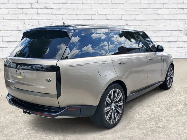2023 Land Rover Range Rover SE photo 4
