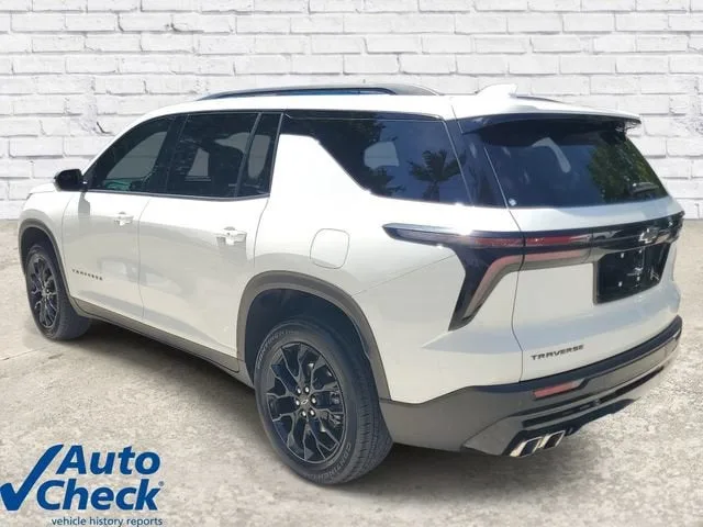 2024 Chevrolet Traverse LT photo 2