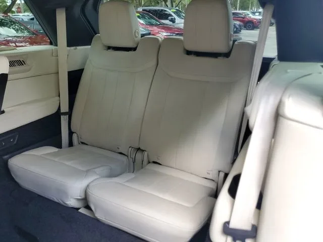 2023 Land Rover Range Rover SE photo 11