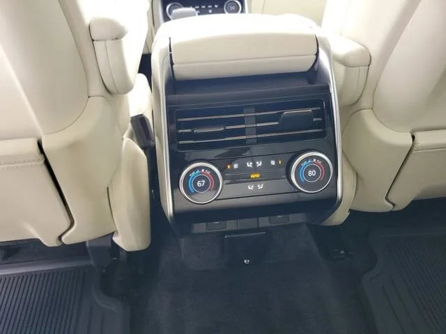 2023 Land Rover Range Rover SE photo 15