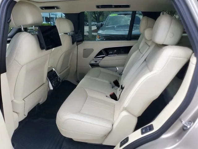 2023 Land Rover Range Rover SE photo 13