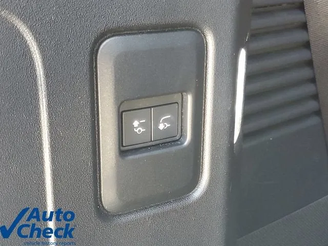 2025 Land Rover Defender X-Dynamic SE photo 9