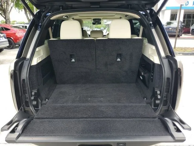 2023 Land Rover Range Rover SE photo 8