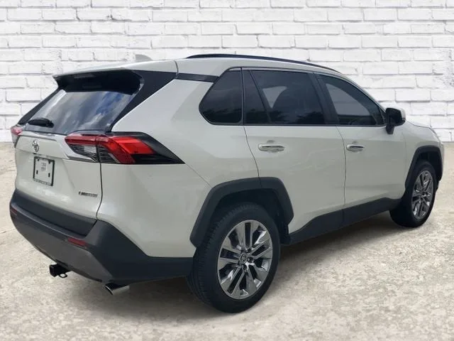 2020 Toyota RAV4 Limited photo 4