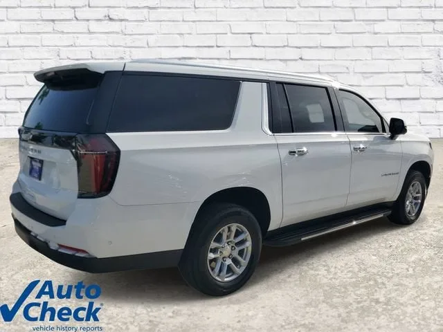 2025 Chevrolet Suburban LS photo 3