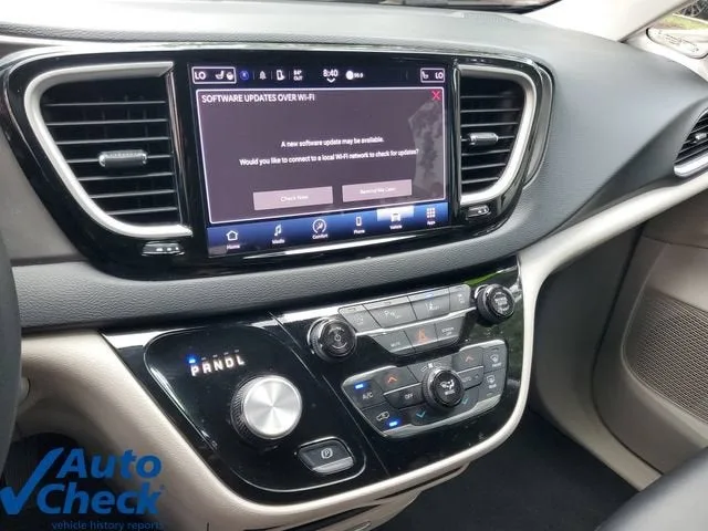 2024 Chrysler Pacifica Touring L photo 24
