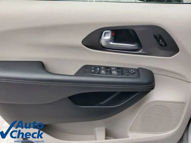2024 Chrysler Pacifica Touring L photo 19