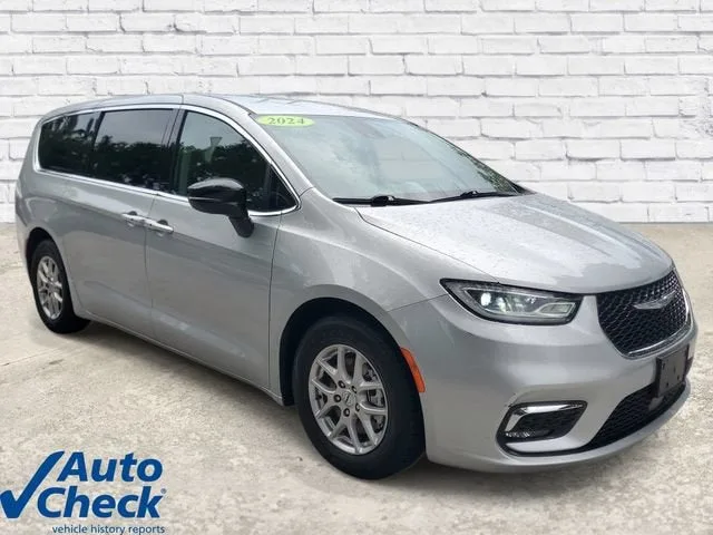 2024 Chrysler Pacifica Touring L photo 5