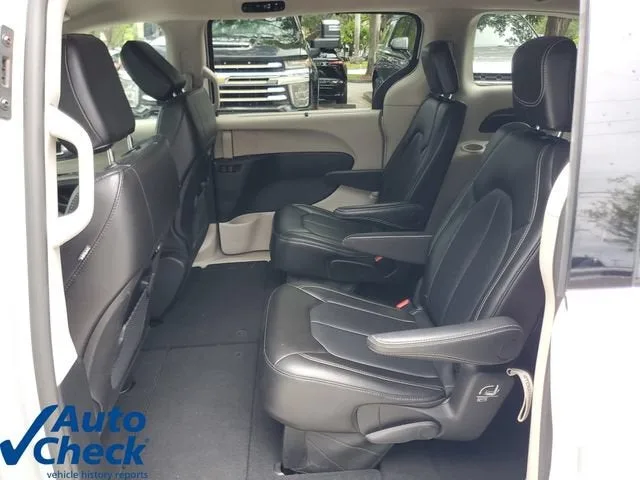 2024 Chrysler Pacifica Touring L photo 12