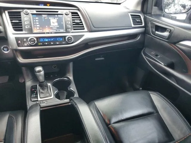 2016 Toyota Highlander XLE photo 17