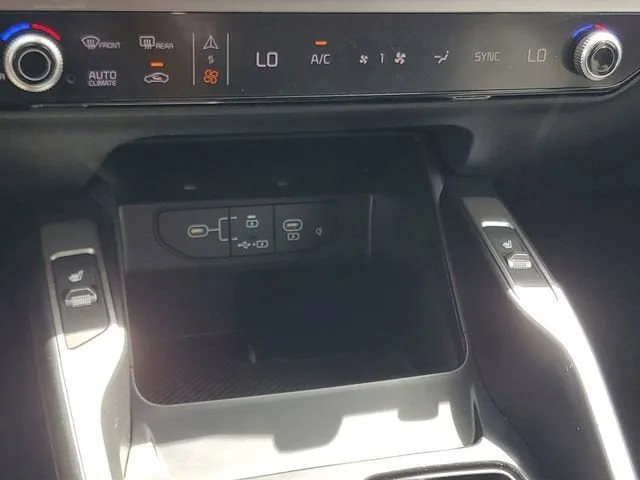 2024 Kia Sorento S photo 26