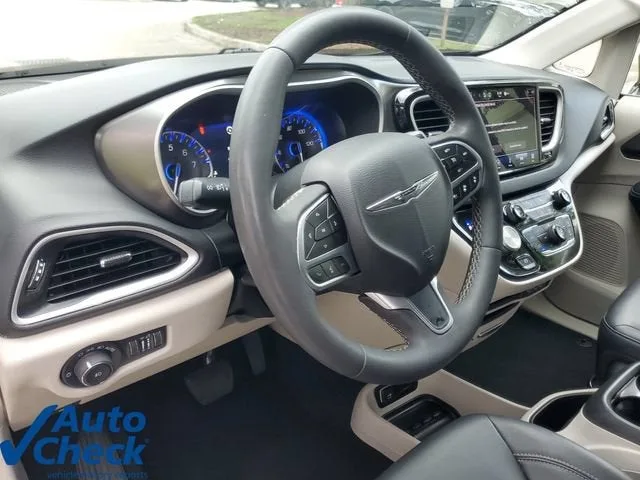 2024 Chrysler Pacifica Touring L photo 18