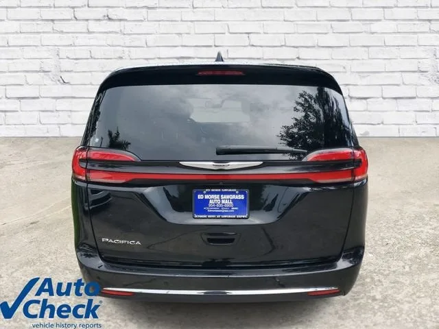 2024 Chrysler Pacifica Touring L photo 3