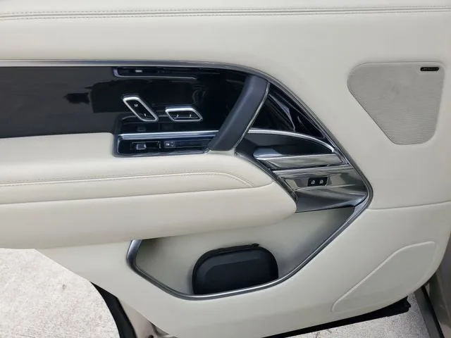 2023 Land Rover Range Rover SE photo 19
