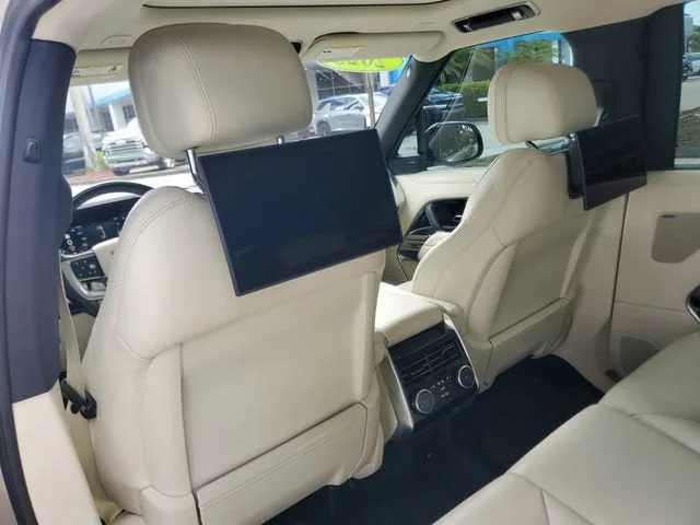2023 Land Rover Range Rover SE photo 14