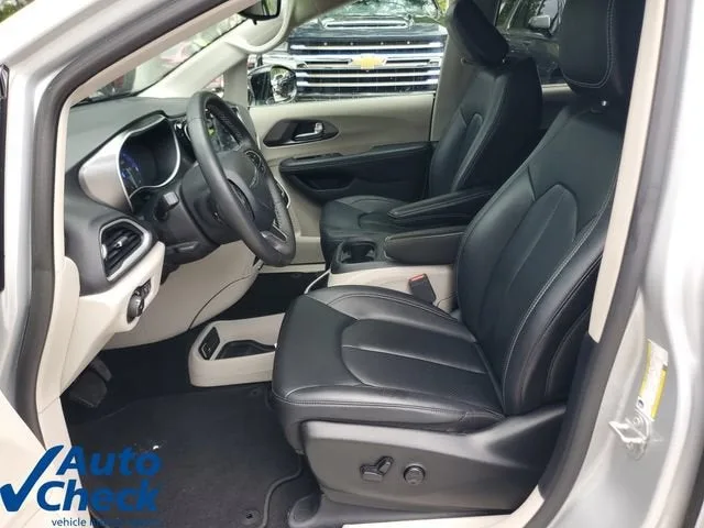 2024 Chrysler Pacifica Touring L photo 17