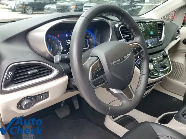 2024 Chrysler Pacifica Touring L photo 18
