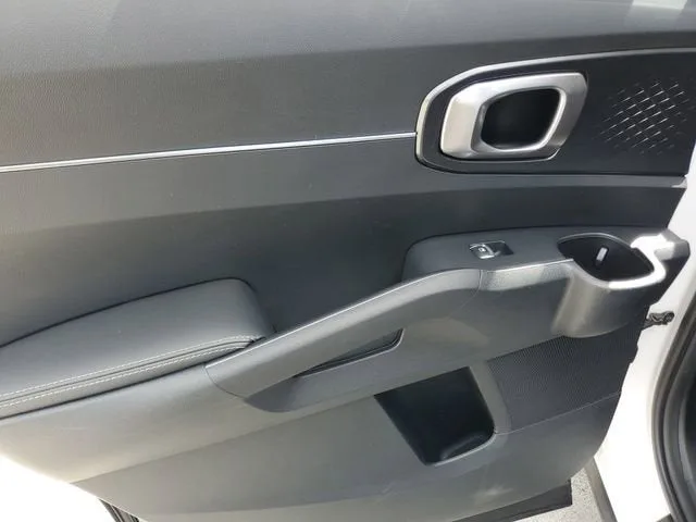 2024 Kia Sorento S photo 12