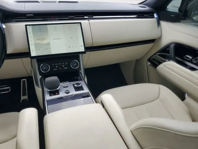 2023 Land Rover Range Rover SE photo 17