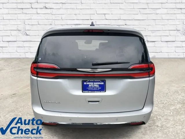 2024 Chrysler Pacifica Touring L photo 3