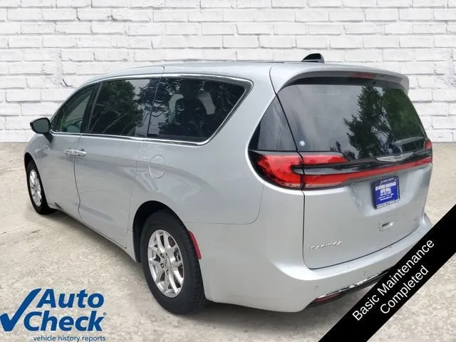 2024 Chrysler Pacifica Touring L photo 2