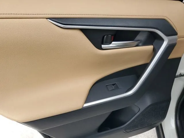 2020 Toyota RAV4 Limited photo 13