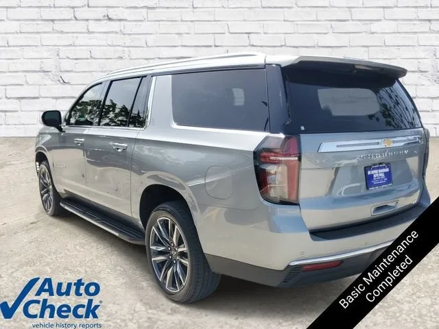 2024 Chevrolet Suburban LT photo 2