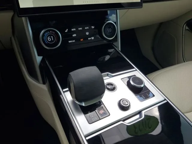 2023 Land Rover Range Rover SE photo 30