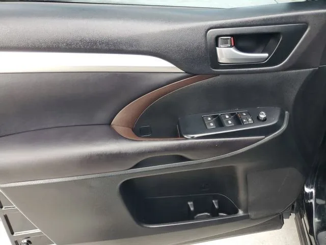 2016 Toyota Highlander XLE photo 21
