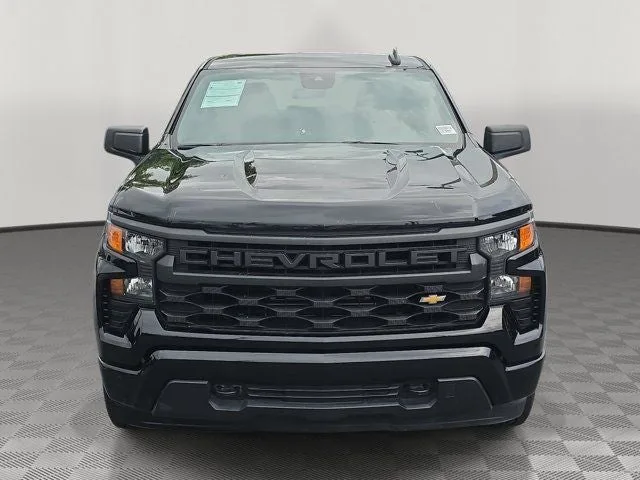 2023 Chevrolet Silverado 1500 Custom photo 2