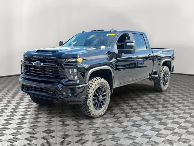 2025 Chevrolet Silverado 2500HD Custom photo 3