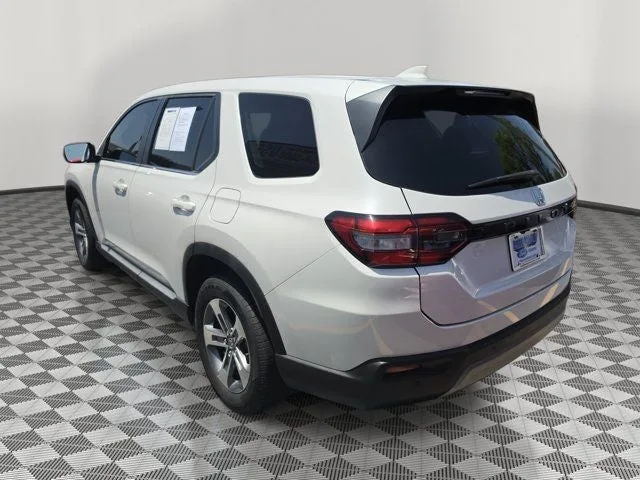 2024 Honda Pilot EX-L 8 Passenger photo 4