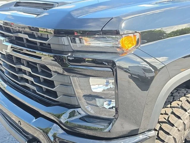 2025 Chevrolet Silverado 2500HD Custom photo 9