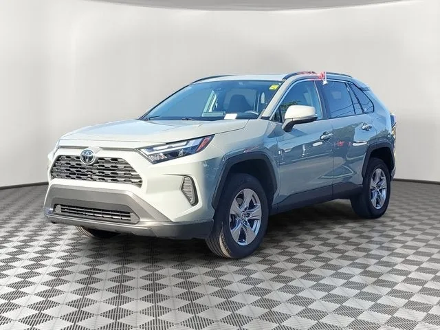 2023 Toyota RAV4 XLE photo 3