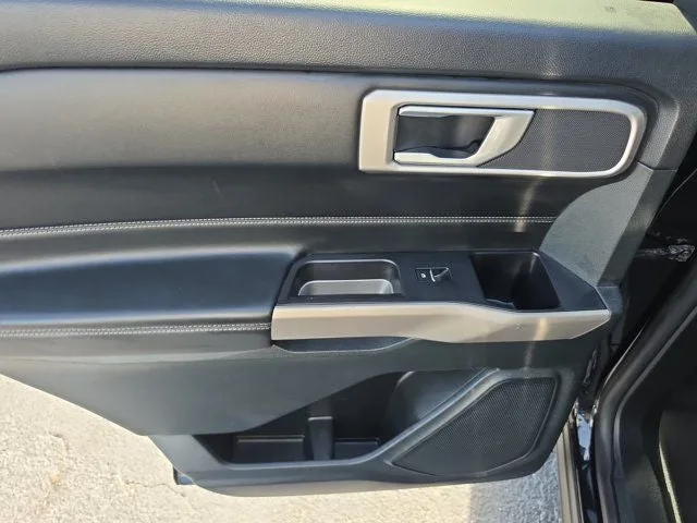 2023 Ford Explorer XLT photo 9