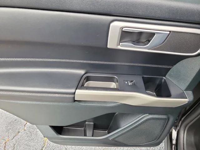2023 Ford Explorer XLT photo 10