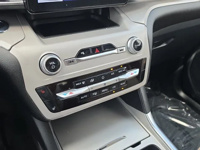 2023 Ford Explorer XLT photo 26