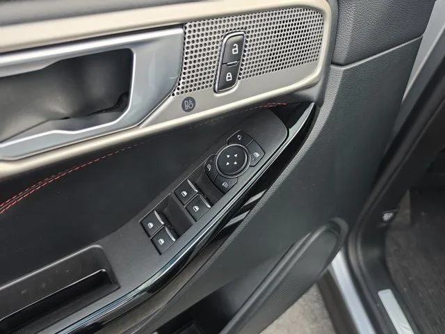 2023 Ford Explorer ST-Line photo 18