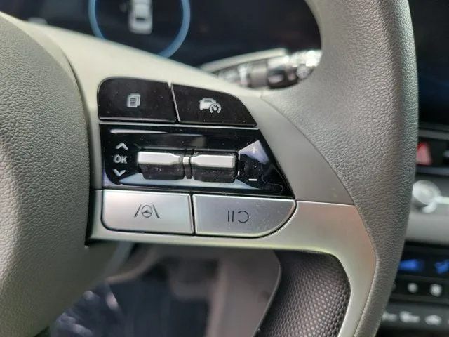 2024 Hyundai Elantra SEL photo 18
