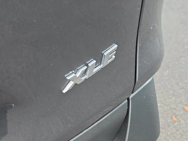 2025 Toyota RAV4 XLE photo 7