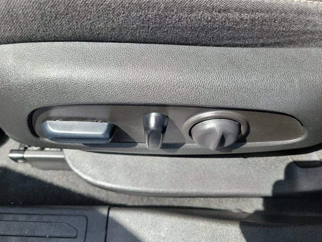 2023 GMC Acadia SLE photo 20