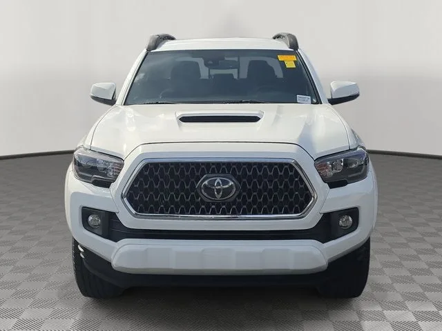 2018 Toyota Tacoma TRD Sport V6 photo 2