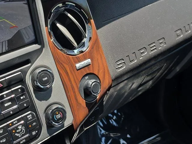 2015 Ford F-250SD Lariat photo 27