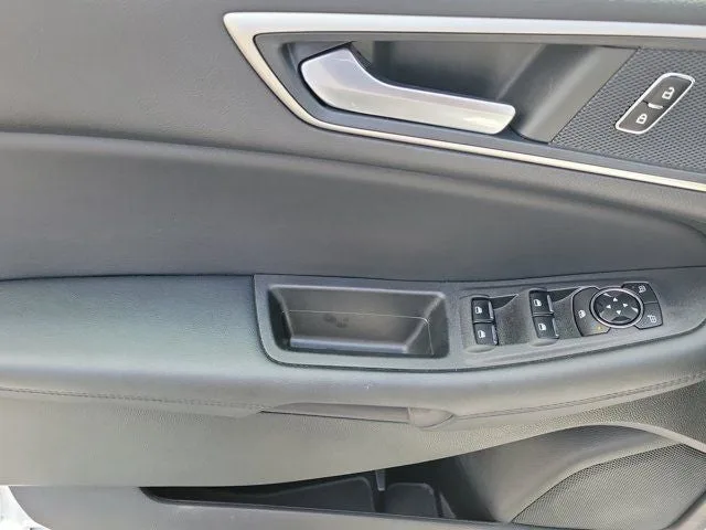 2022 Ford Edge SEL photo 16