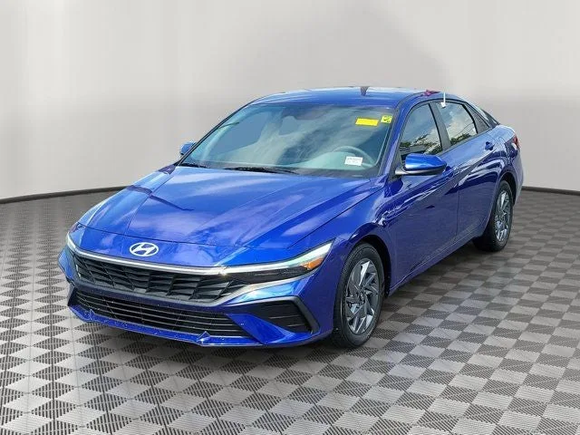 2024 Hyundai Elantra SEL photo 3
