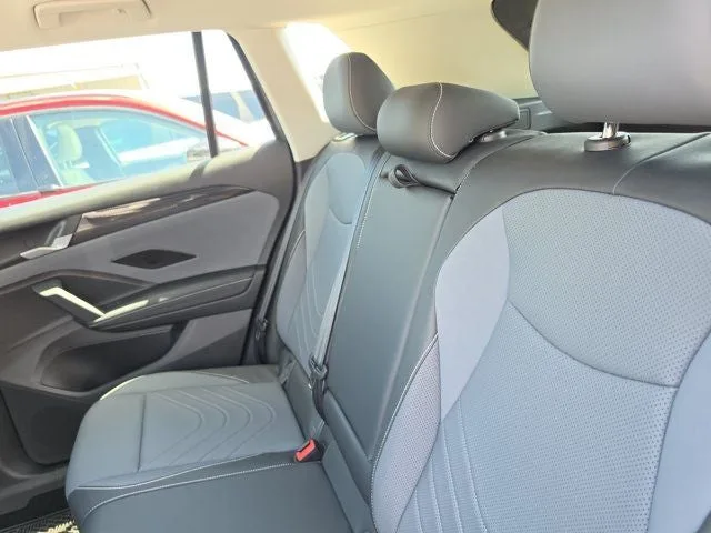 2025 Volkswagen Tiguan 2.0T SE photo 13