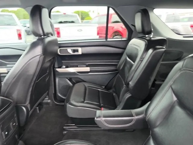 2023 Ford Explorer XLT photo 13